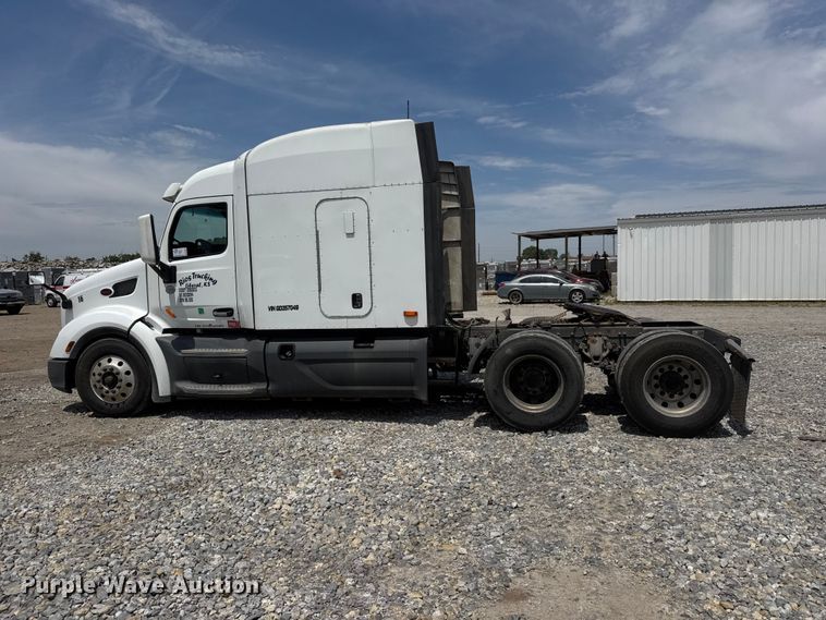 image for item DW6767 2016 Peterbilt 579 semi truck