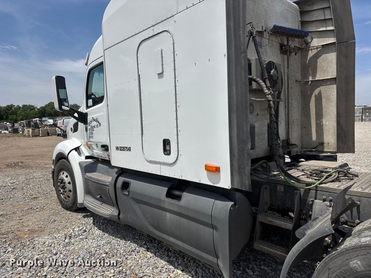 image for item DW6767 2016 Peterbilt 579 semi truck