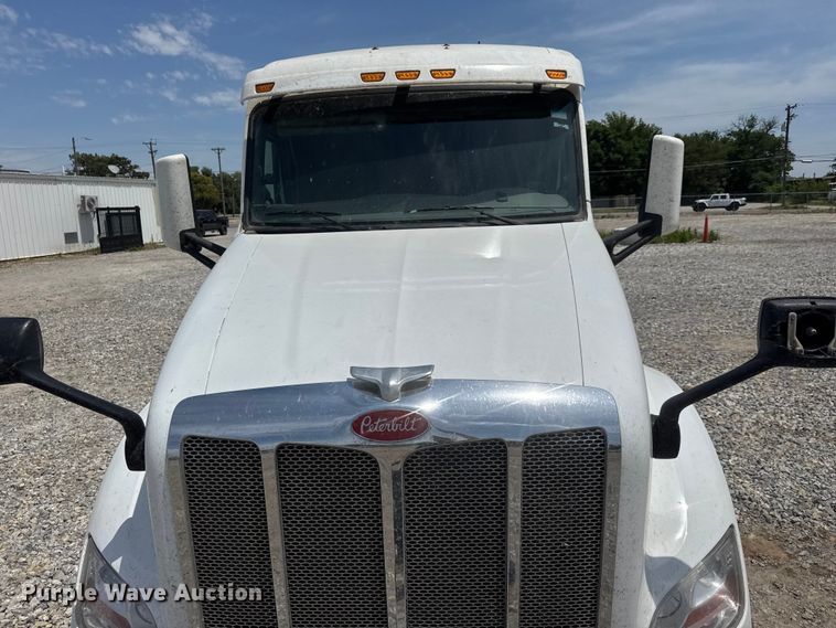 image for item DW6767 2016 Peterbilt 579 semi truck