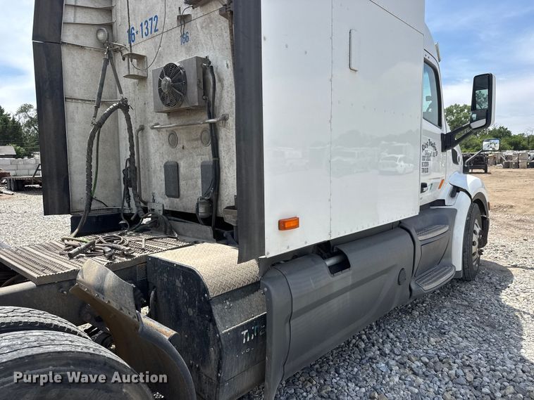 image for item DW6767 2016 Peterbilt 579 semi truck