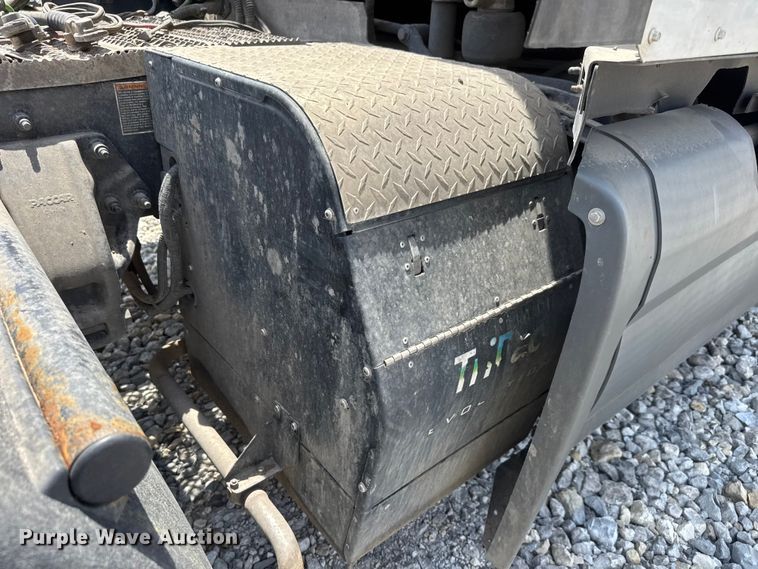 image for item DW6767 2016 Peterbilt 579 semi truck