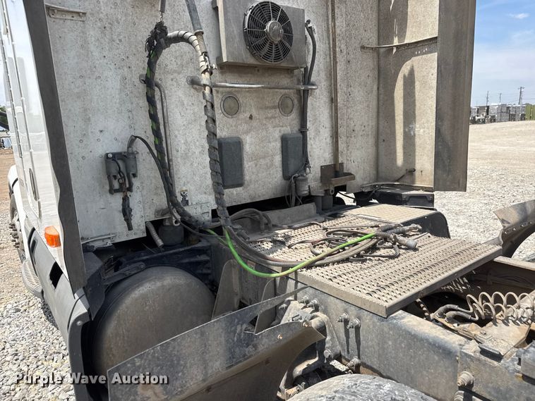 image for item DW6767 2016 Peterbilt 579 semi truck