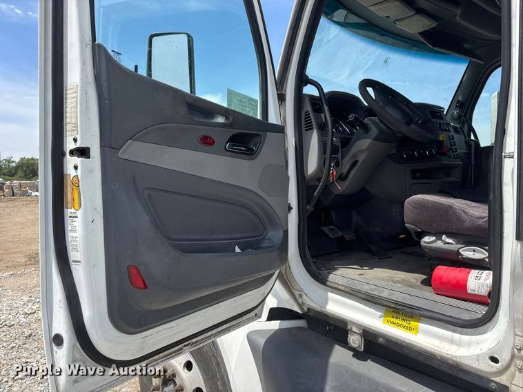 image for item DW6767 2016 Peterbilt 579 semi truck