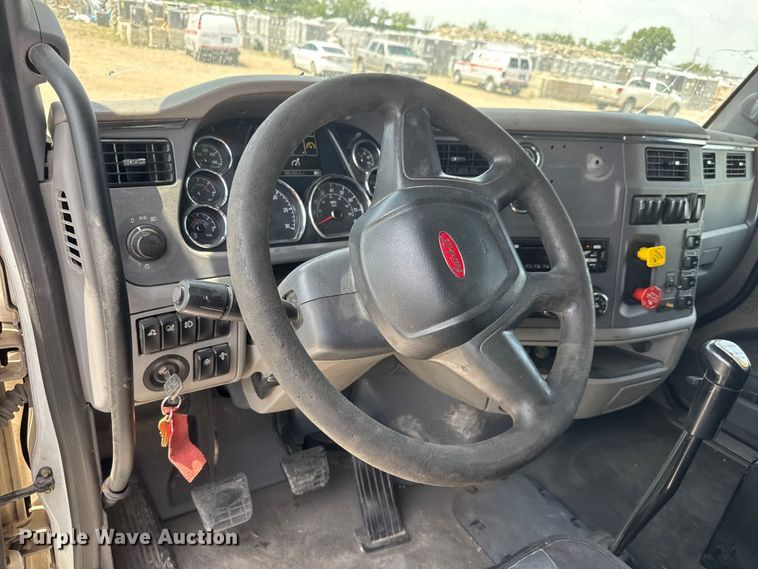 image for item DW6767 2016 Peterbilt 579 semi truck