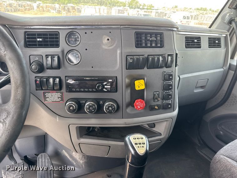 image for item DW6767 2016 Peterbilt 579 semi truck