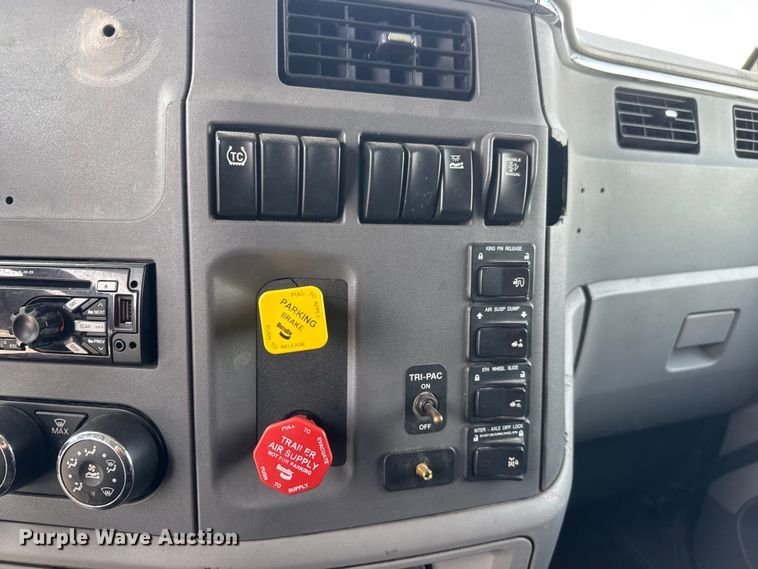 image for item DW6767 2016 Peterbilt 579 semi truck