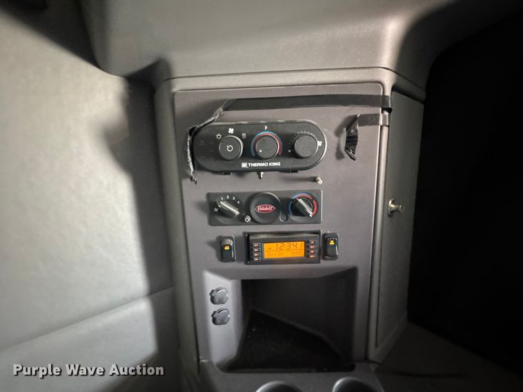 image for item DW6767 2016 Peterbilt 579 semi truck
