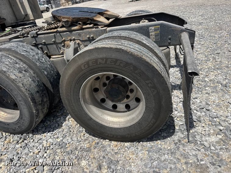 image for item DW6767 2016 Peterbilt 579 semi truck