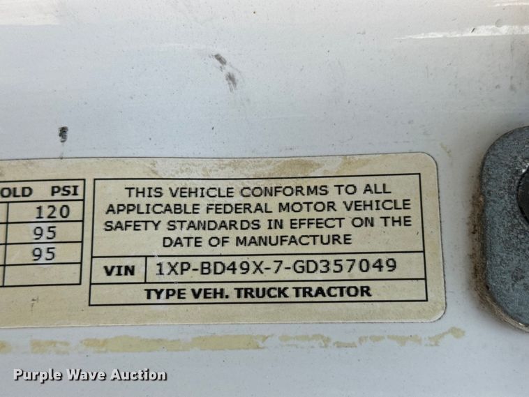 image for item DW6767 2016 Peterbilt 579 semi truck