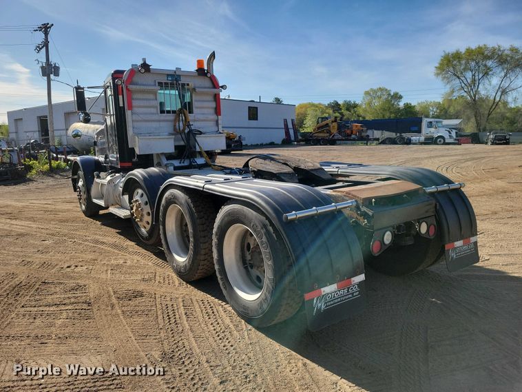 image for item DZ7134 2004 Peterbilt 357 semi truck