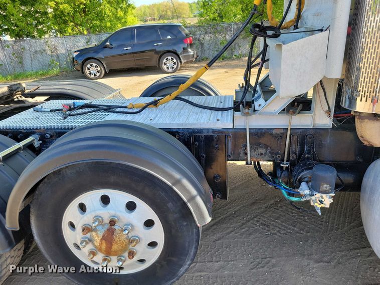 image for item DZ7134 2004 Peterbilt 357 semi truck