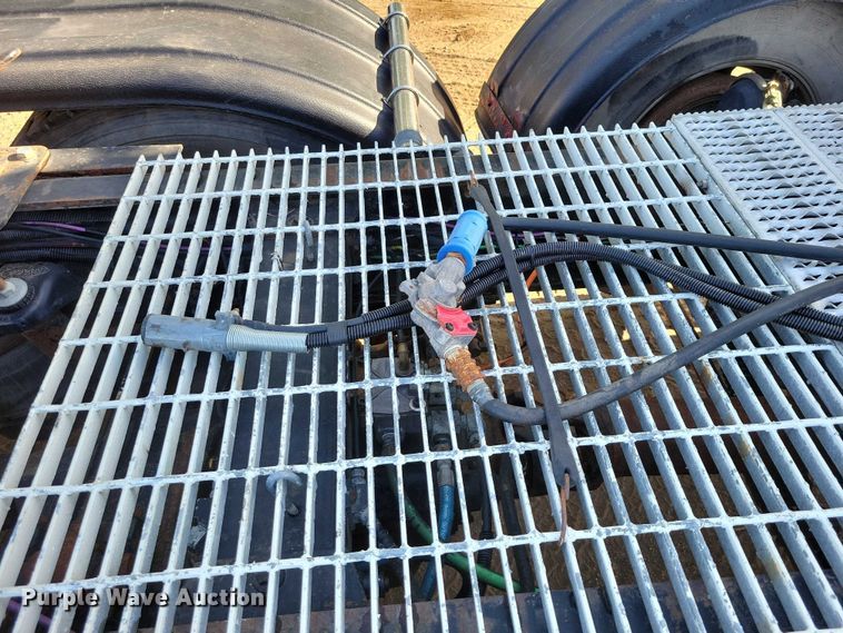 image for item DZ7134 2004 Peterbilt 357 semi truck