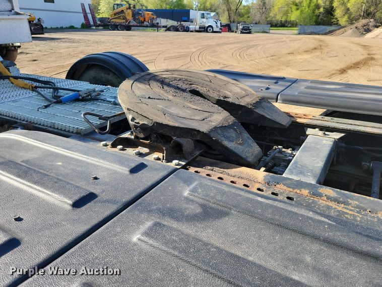 image for item DZ7134 2004 Peterbilt 357 semi truck