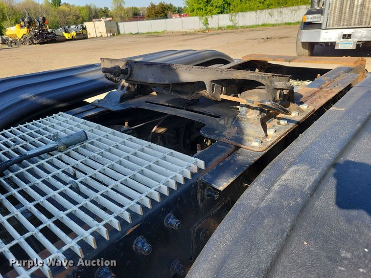 image for item DZ7134 2004 Peterbilt 357 semi truck