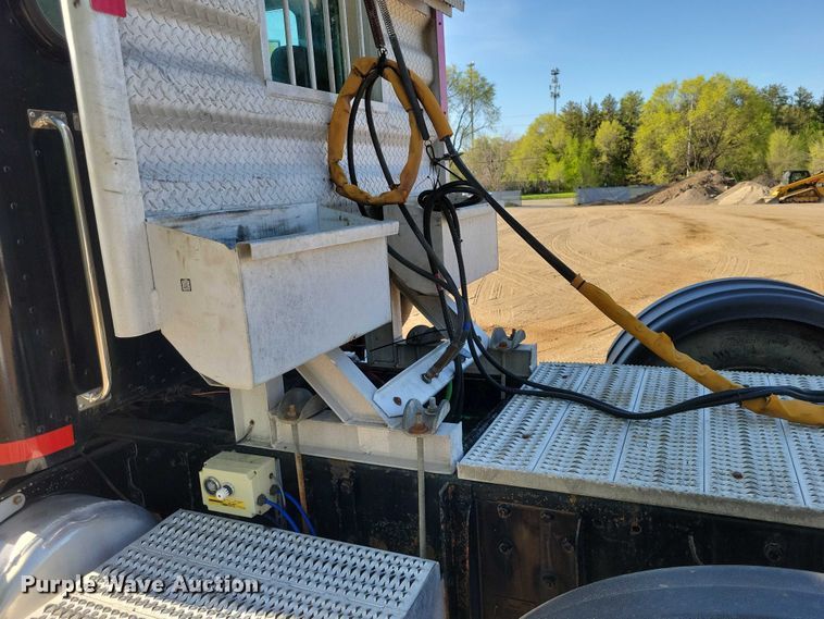 image for item DZ7134 2004 Peterbilt 357 semi truck