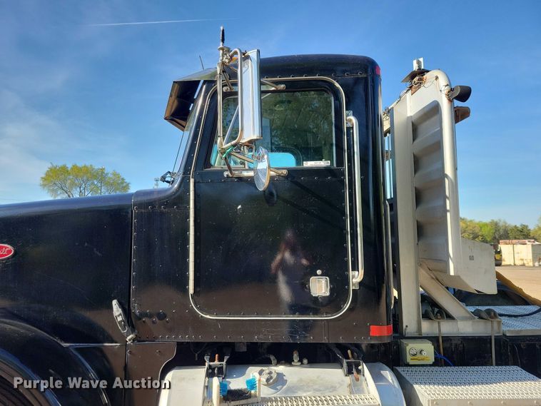 image for item DZ7134 2004 Peterbilt 357 semi truck