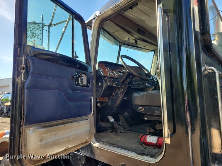 image for item DZ7134 2004 Peterbilt 357 semi truck