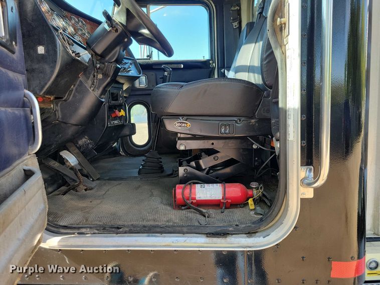 image for item DZ7134 2004 Peterbilt 357 semi truck