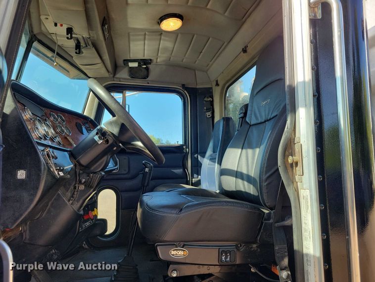 image for item DZ7134 2004 Peterbilt 357 semi truck