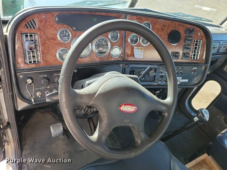 image for item DZ7134 2004 Peterbilt 357 semi truck