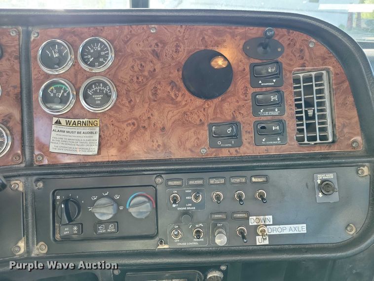 image for item DZ7134 2004 Peterbilt 357 semi truck