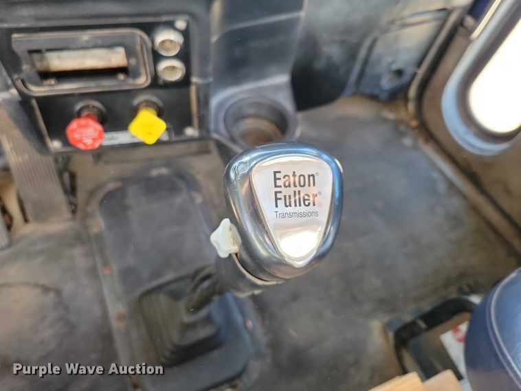 image for item DZ7134 2004 Peterbilt 357 semi truck