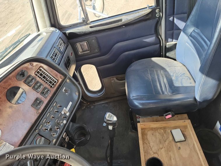 image for item DZ7134 2004 Peterbilt 357 semi truck