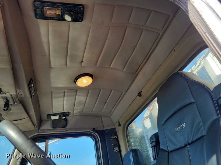 image for item DZ7134 2004 Peterbilt 357 semi truck