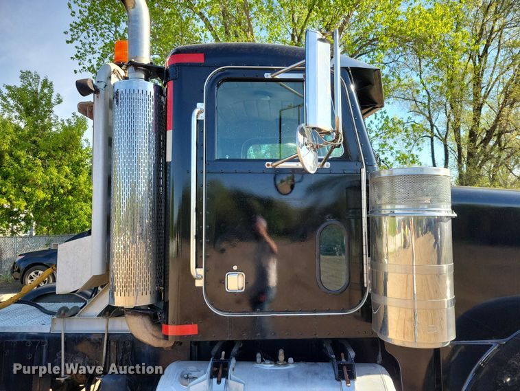 image for item DZ7134 2004 Peterbilt 357 semi truck