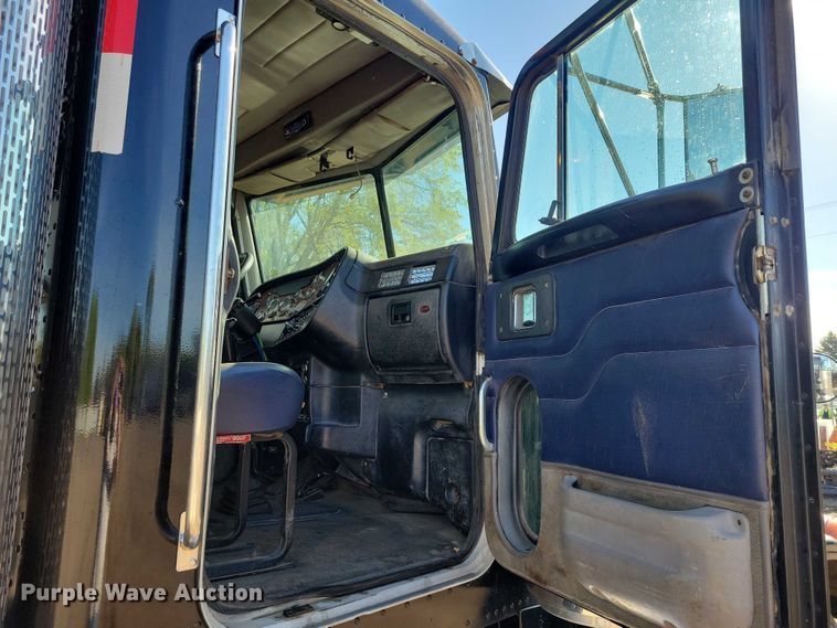 image for item DZ7134 2004 Peterbilt 357 semi truck