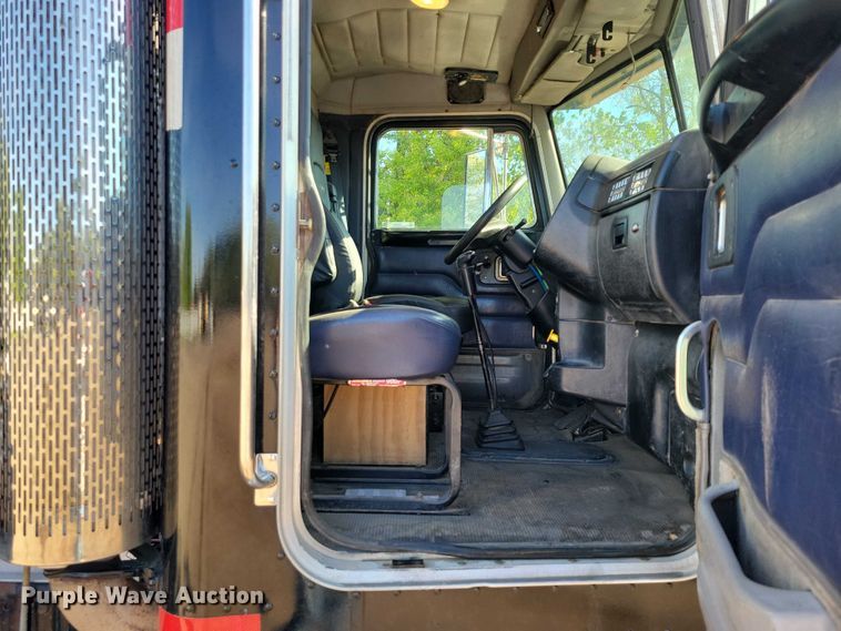 image for item DZ7134 2004 Peterbilt 357 semi truck