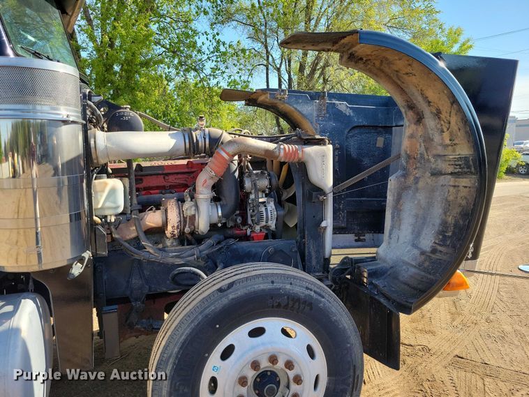 image for item DZ7134 2004 Peterbilt 357 semi truck