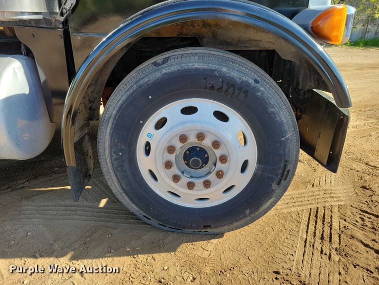 image for item DZ7134 2004 Peterbilt 357 semi truck