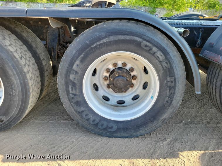 image for item DZ7134 2004 Peterbilt 357 semi truck