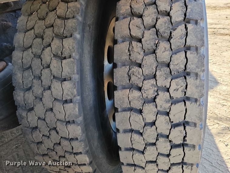 image for item DZ7134 2004 Peterbilt 357 semi truck