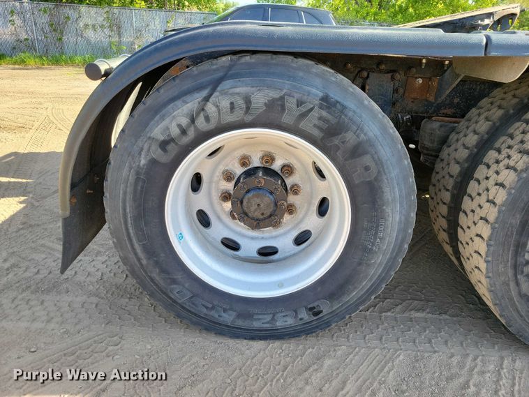 image for item DZ7134 2004 Peterbilt 357 semi truck