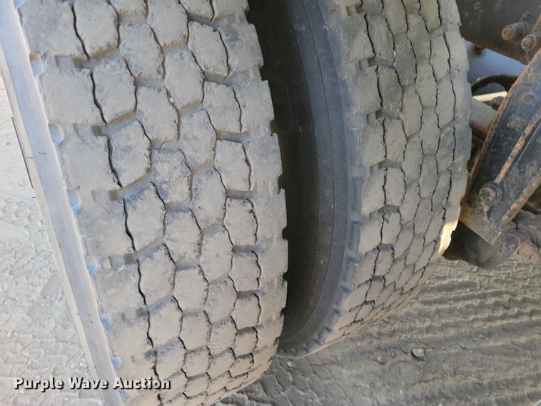 image for item DZ7134 2004 Peterbilt 357 semi truck
