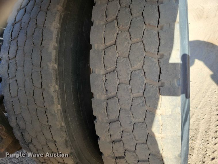 image for item DZ7134 2004 Peterbilt 357 semi truck