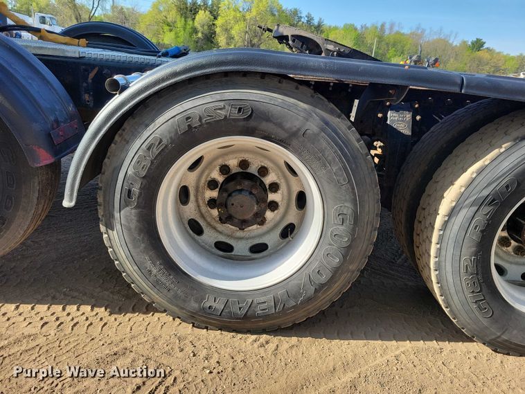 image for item DZ7134 2004 Peterbilt 357 semi truck