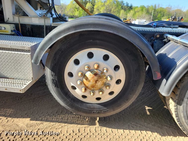 image for item DZ7134 2004 Peterbilt 357 semi truck