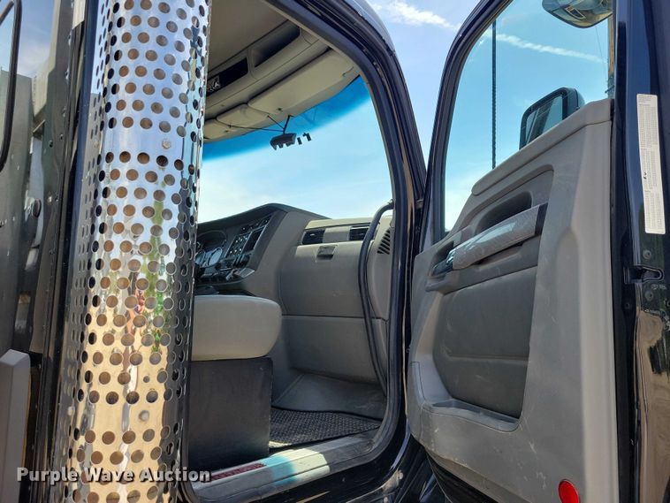 image for item DZ7139 2018 Kenworth T680 semi truck