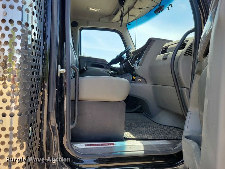 image for item DZ7139 2018 Kenworth T680 semi truck