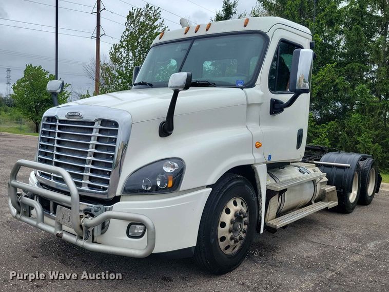 image for item DZ7146 2016 Freightliner Cascadia semi truck