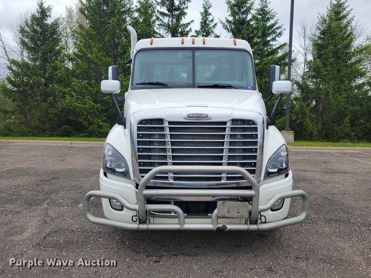 image for item DZ7146 2016 Freightliner Cascadia semi truck