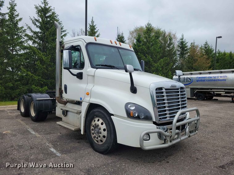 image for item DZ7146 2016 Freightliner Cascadia semi truck