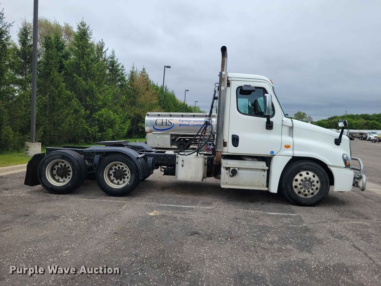 image for item DZ7146 2016 Freightliner Cascadia semi truck