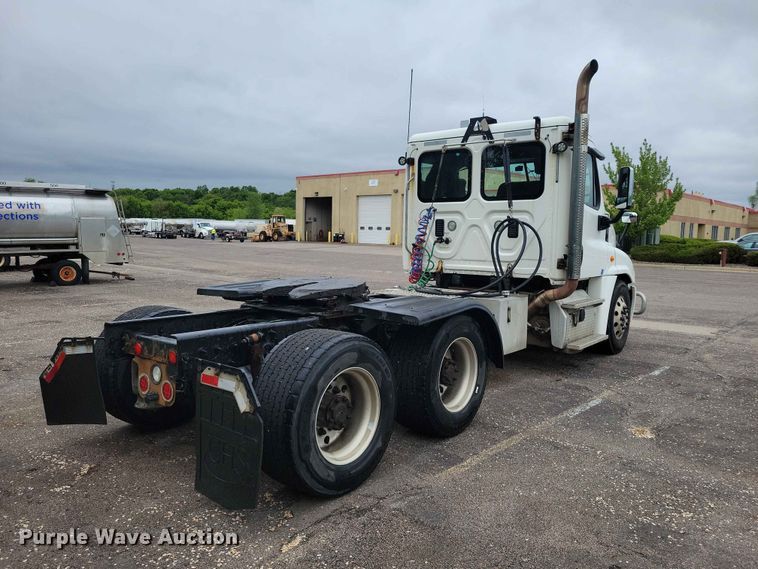 image for item DZ7146 2016 Freightliner Cascadia semi truck