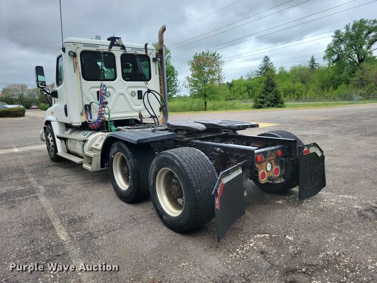 image for item DZ7146 2016 Freightliner Cascadia semi truck