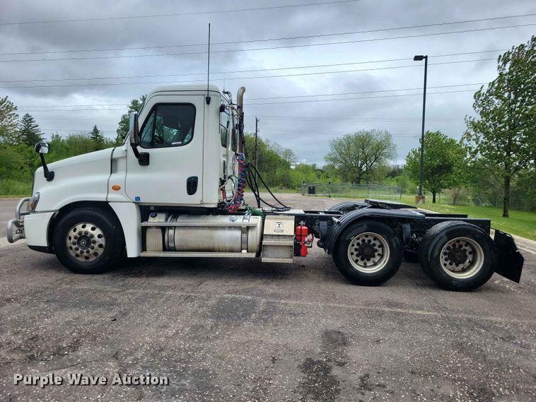 image for item DZ7146 2016 Freightliner Cascadia semi truck
