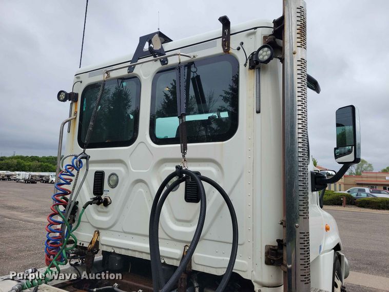 image for item DZ7146 2016 Freightliner Cascadia semi truck